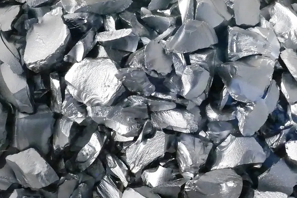 Eine Schale voller silbrig-grauer, kantiger Bruchstücke aus polykristallinem Silicium